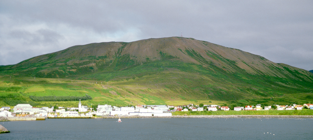 isl_240 husavik pano.jpg - Islande Nord, août 2003 : Husavik retour au port après la chasse photographique à la baleine Kodak Ektachrome 100 G